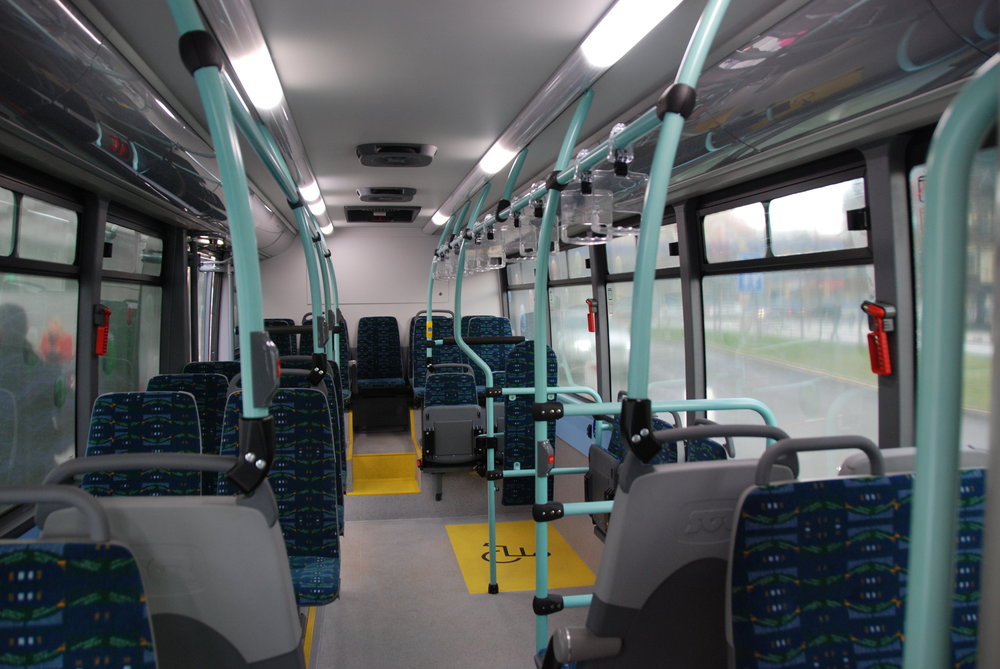 Částečně nízkopodlažní elektrobusy dodal SOR Libchavy. Vozy ovšem nejsou čistě elektrické, topení je naftové. (foto: Libor Hinčica)