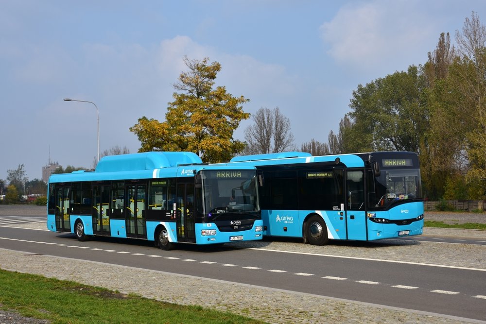 V novém laku a s novými logy je možné na silnicích potkávat i jediný český autobus Solaris Interurbino. Na snímku je ve společnosti vozu SOR NB 12 CITY přerovské MHD. (foto: Miroslav Halász)