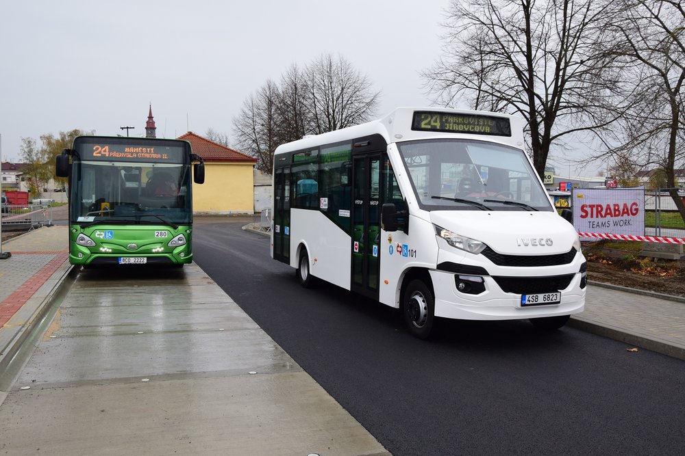Dvojici midibusů SKD STRATOS je pro potřeby pro provoz na lince č. 24 pronajatá. Oproti tomu vůz Heuliez GX137 je již v majetku DPMČB. (foto: DPMČB)