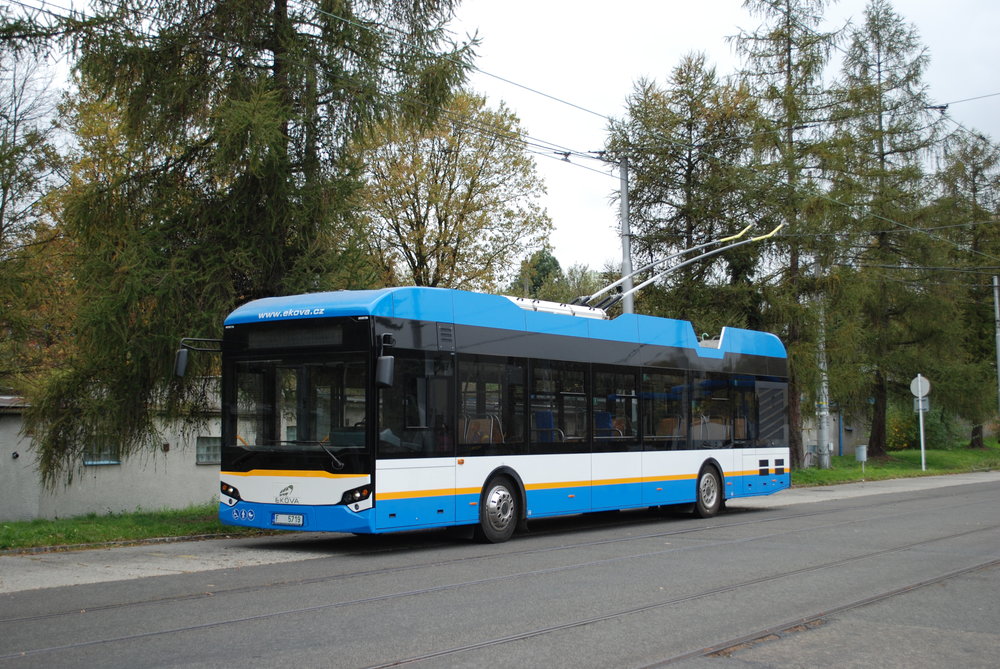 Prototyp trolejbusu Ekova Electron 12T v areálu ústředních dílen ostravského DP na zkušební trati. (foto: Libor Hinčica)