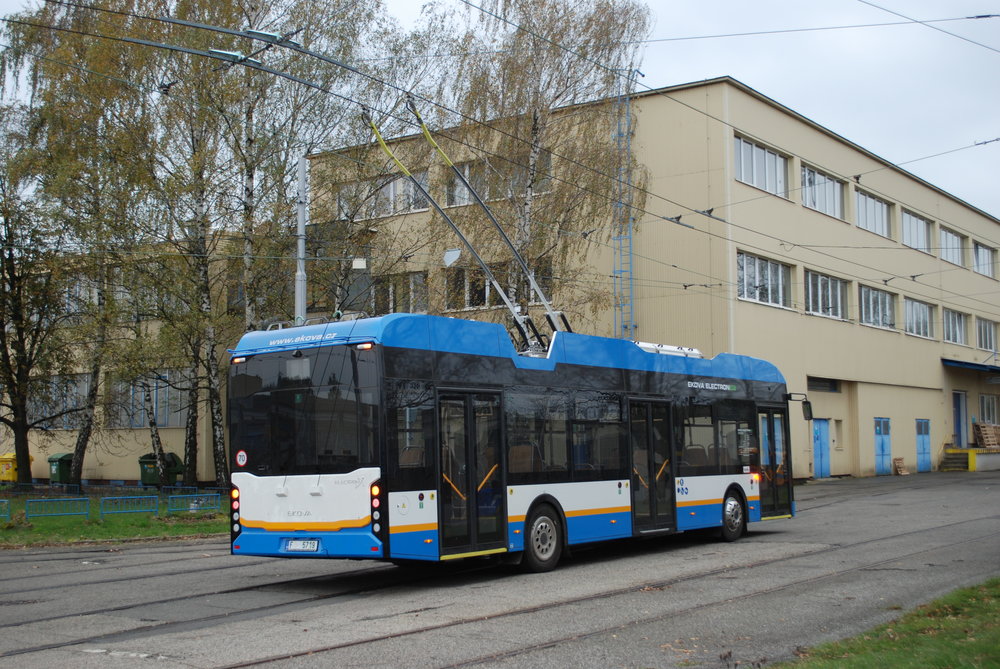 Pohled zezadu na testovaný prototyp trolejbusu. (foto: Libor Hinčica)