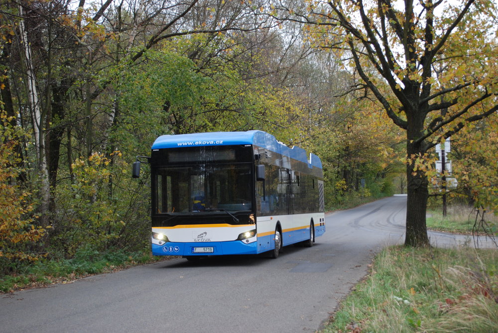 První zkušební jízda trolejbusu mimo areál ústředních dílen proběhla dne 31. 10. 2017. Trolejbus se pohyboval pouze za využití elektrické energie z baterií, a tak na první pohled vypadá i na tomto snímku jako elektrobus. (foto: Libor Hinčica)