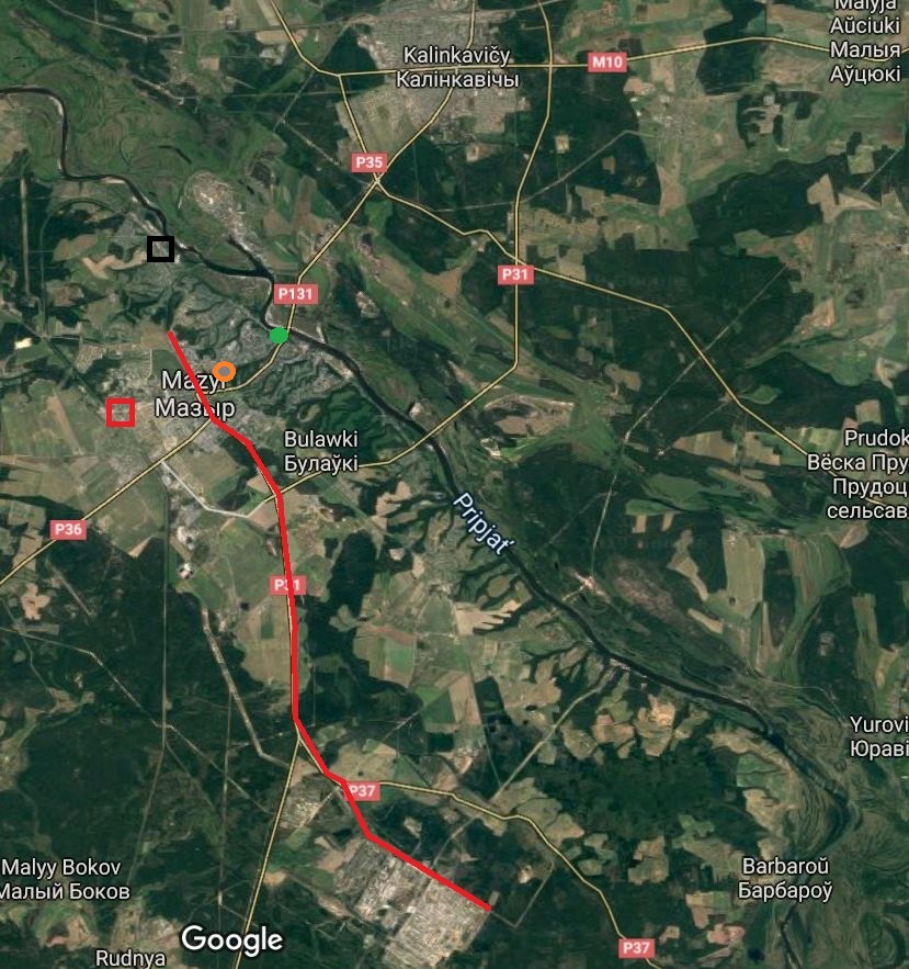 Situace v Mazyru a okolí. Červený čtverec: žst. Kozenki, černý čtverec: žst. Mazyr, oranžový kruh: autobusové nádraží, zelený puntík: autobusový terminál u řeky. Kvalitní plánek staršího data je k nalezení zde. (zdroj: Google Maps s úpravami autora)
