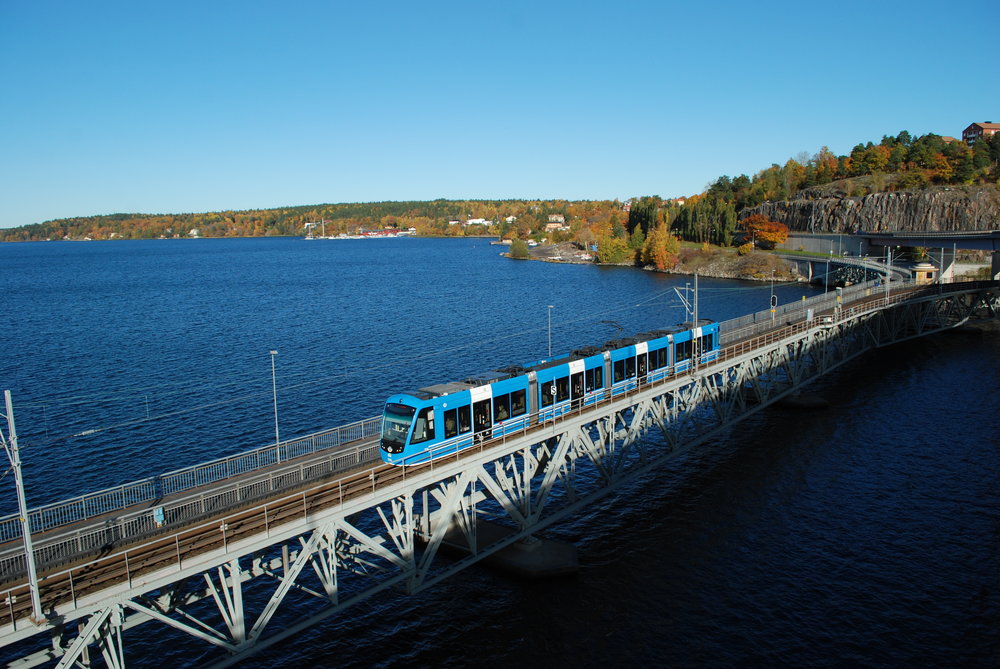 Tramvaje CAF Urbos AXL slouží na lince č. 22 již v současné době. Na snímku vidíme vůz překonávat most za výchozí stanicí Ropsten, který překonává jeden z mnoho úzkých zálivů. (foto: Libor Hinčica) 