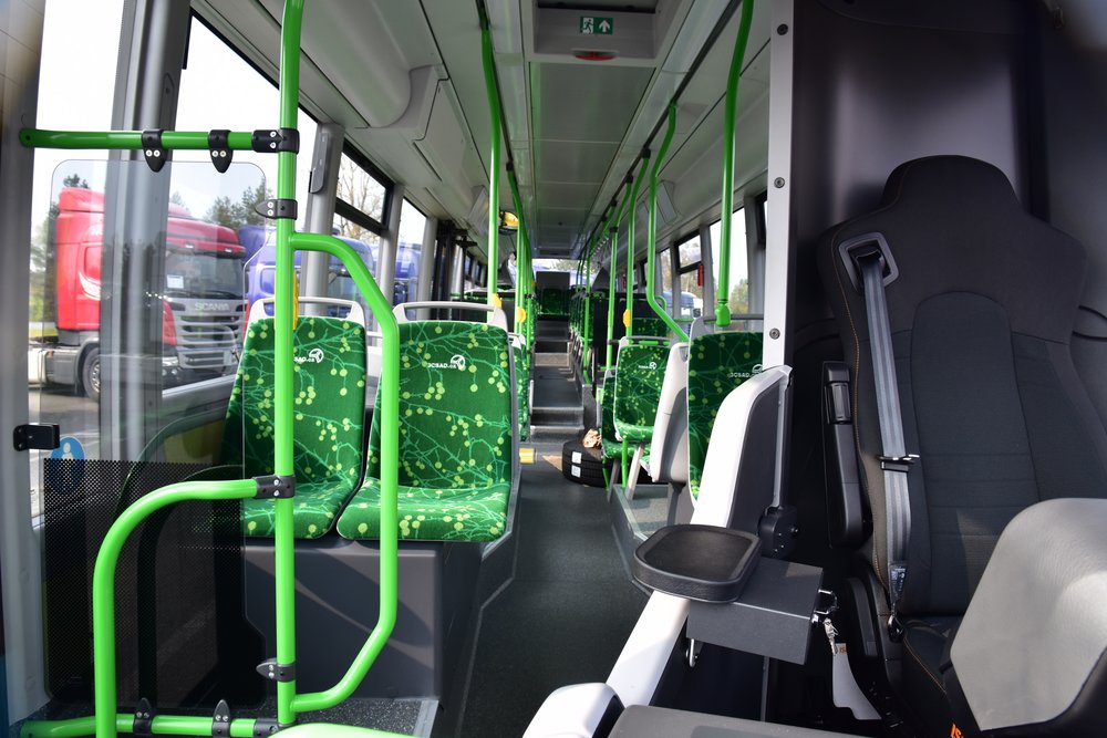 Pohled přibližující uspořádání interiéru vozidla.