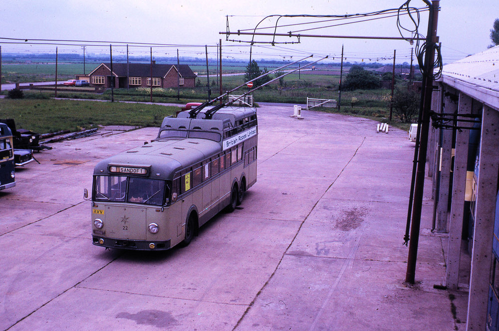 Jeden a půl patrový trolejbus již po příjezdu do Velké Británie. (foto: British Trolleybus Museum)