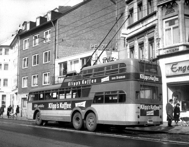 Pohled na jeden a půl patrový trolejbus v Cáchách. (zdroj: Wikipedia.org)