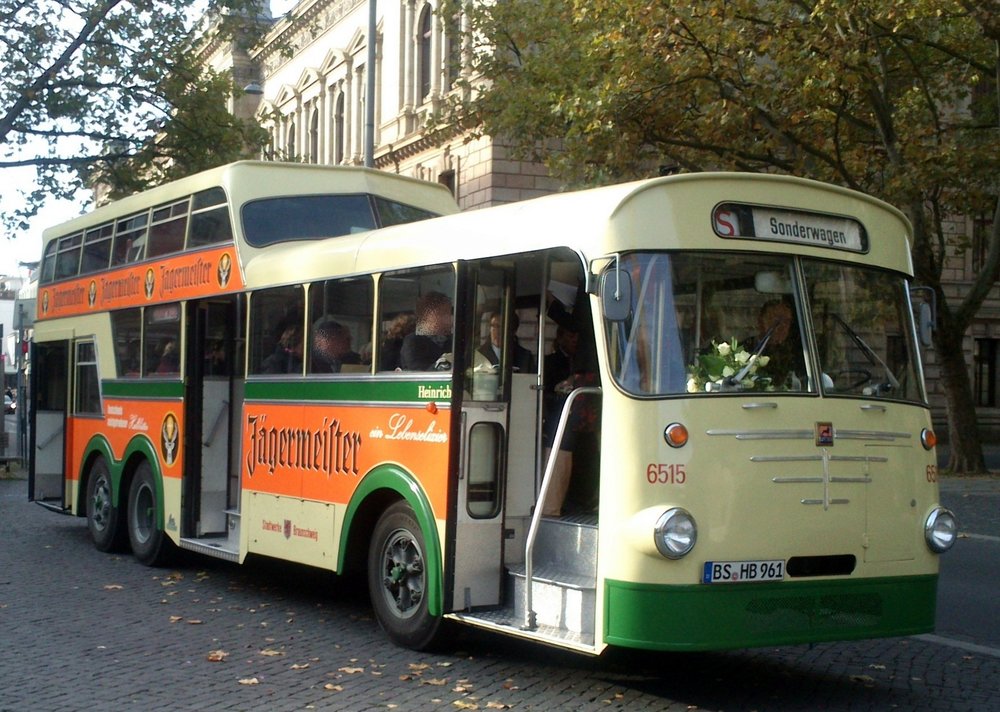 Jeden a půl patrový autobus (Anderthalbdecker) postavený na podvozku Büssing s karoserií Ludewig. (zdroj: Wikipedia.org)
