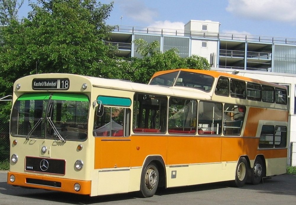 Z tohoto snímku jeden a půl patrového autobusu na podvozku Mercedes-Benz je dobře patrné snížení podlahy v zadní části autobusu. (zdroj: Wikipedia.org)