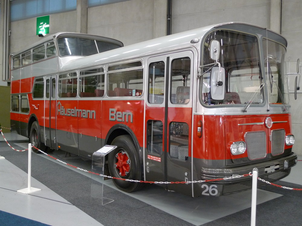 Tento snímek představuje historický jeden a půl patrový autobus s karoserií Vetter z roku 1966. (zdroj: Wikipedia.org)