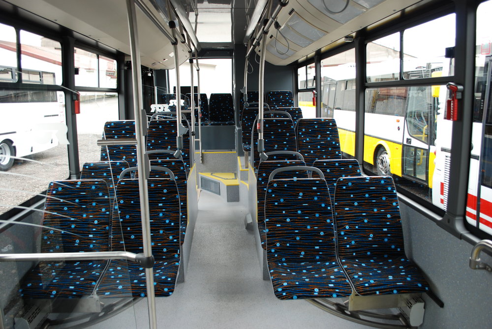 Pohled do interiéru vozidla. Vzadu je zřetelně vidět motorová věž. (foto: Libor Hinčica)