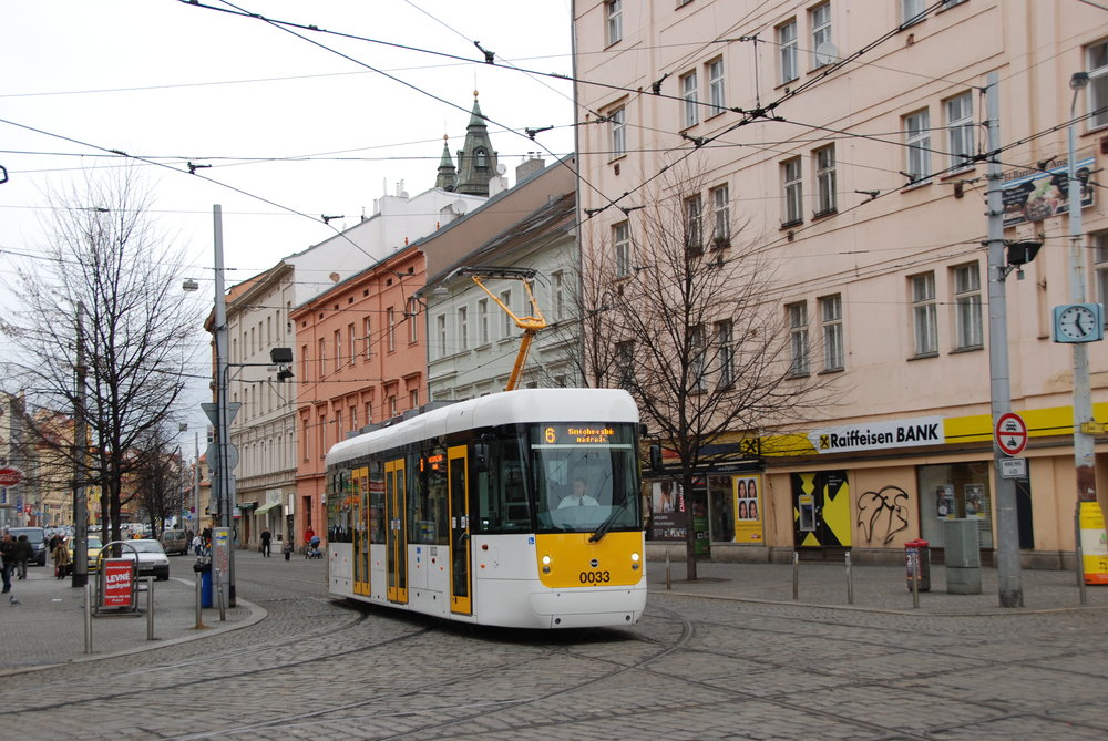 Prototyp tramvaje EVO1 během zkoušek v Praze v roce 2016. (foto: Libor Hinčica) 