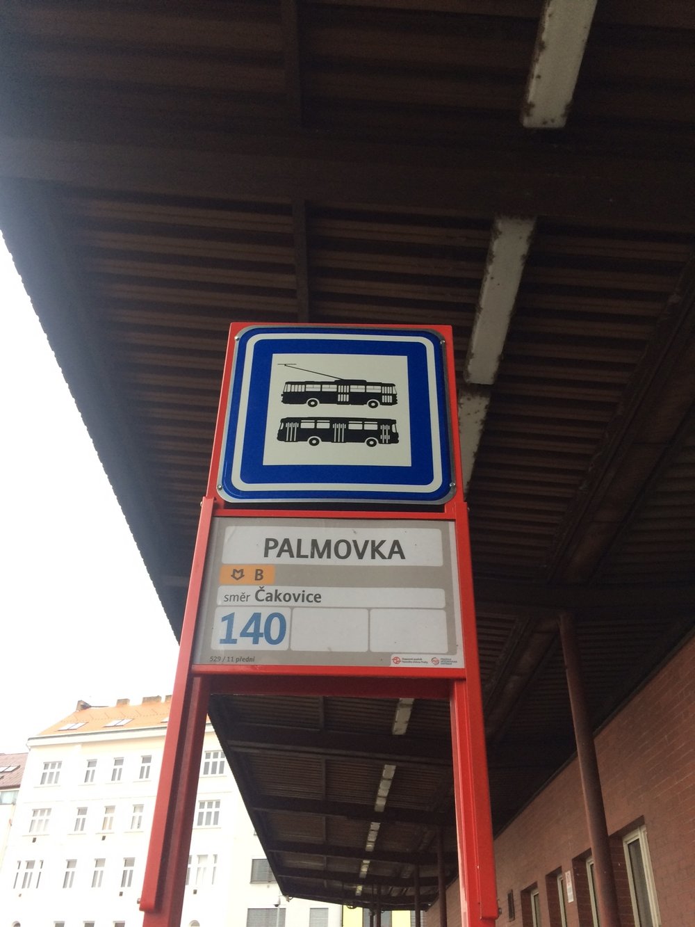 Symbol trolejbusu nechybí ani na zastávkách. (foto: Libor Hinčica)