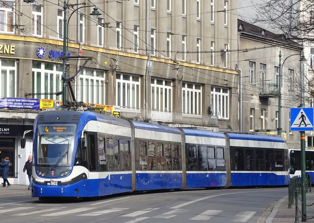 PESA 2014N známá jako Krakowiak je nejdelší tramvají provozovanou v Krakově. Dodávka 36 vozů tohoto typu se stala důvodem, proč chtěl MPK Kraków výrobce vyloučit z aktuálního tendru na dalších 50 vozidel. (zdroj: Wikipedia.pl)