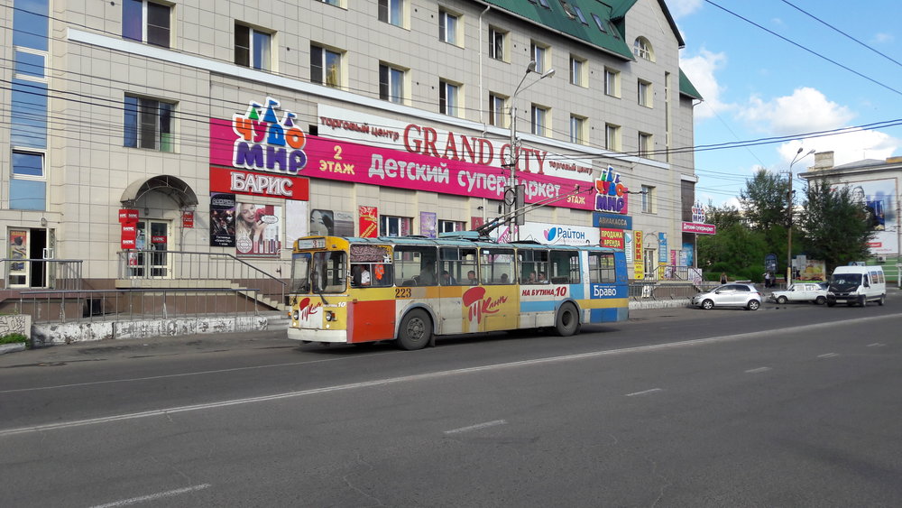 Trolejbus v centru města nedaleko nádraží. 