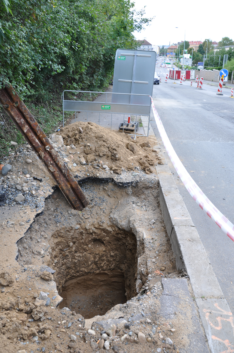 Základ sloupu trakčního vedení budoucí trolejbusové trati. (foto: Ing. Petr Malinovský)