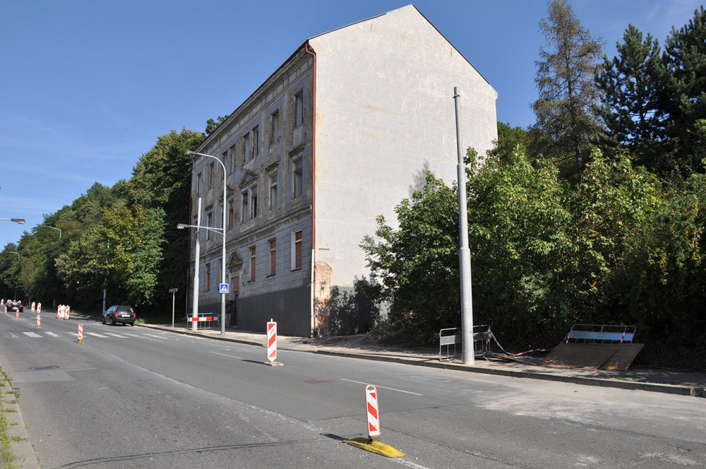 První sloupy novodobé trolejbusové trati, která je oficiálně prezentována jako nabíjecí infrastruktura pro dynamicky nabíjené elektrobusy. (foto: Ing. Petr Malinovský)