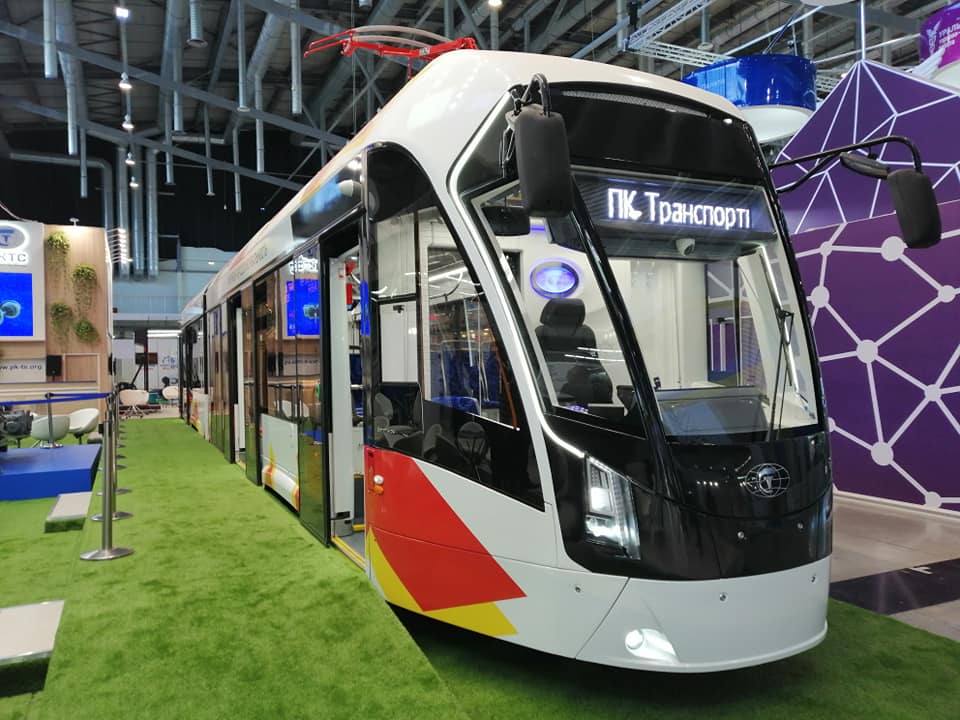 Tramvaj má jen polep, lak je jiný a při pohledu zblízka jde vidět, že prosvítá. (foto: Olga Turkovskaja / ulpressa.ru)