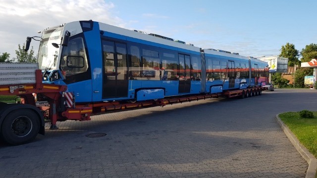 Tramvaj Stadler Metelica pro Bolívii v Olsztyně. (zdroj: facebook MPK Olsztyn)