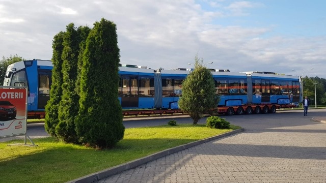 Dalo by se říct, že má tramvaj za sebou dlouhou cestu z Běloruska do Polska, ostatně z Minsku do Olsztyna je to přes 500 km. Ve skutečnosti ale tramvaj dlouhá cesta teprve čeká. Až do Bolívie. (zdroj: facebook MPK Olsztyn)
