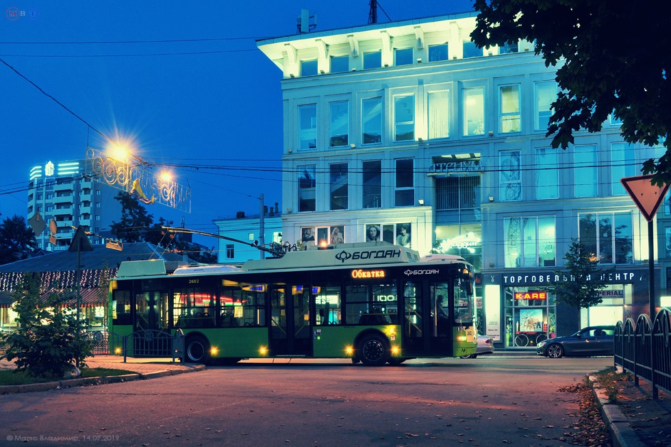 Trolejbusu to v noci sluší. (foto: Bogdan Motors)