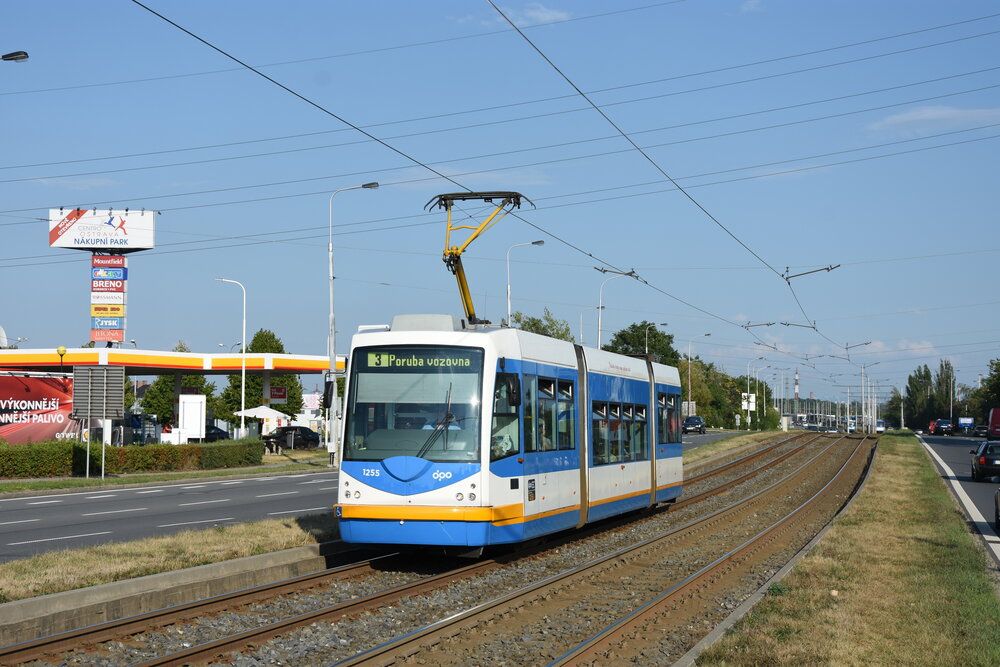 Pohled na část úseku, který má projít rekonstrukcí. Tramvaj právě přijíždí od Svinovských mostů k zastávce Třebovice obchodní centrum. (foto: Libor Hinčica)