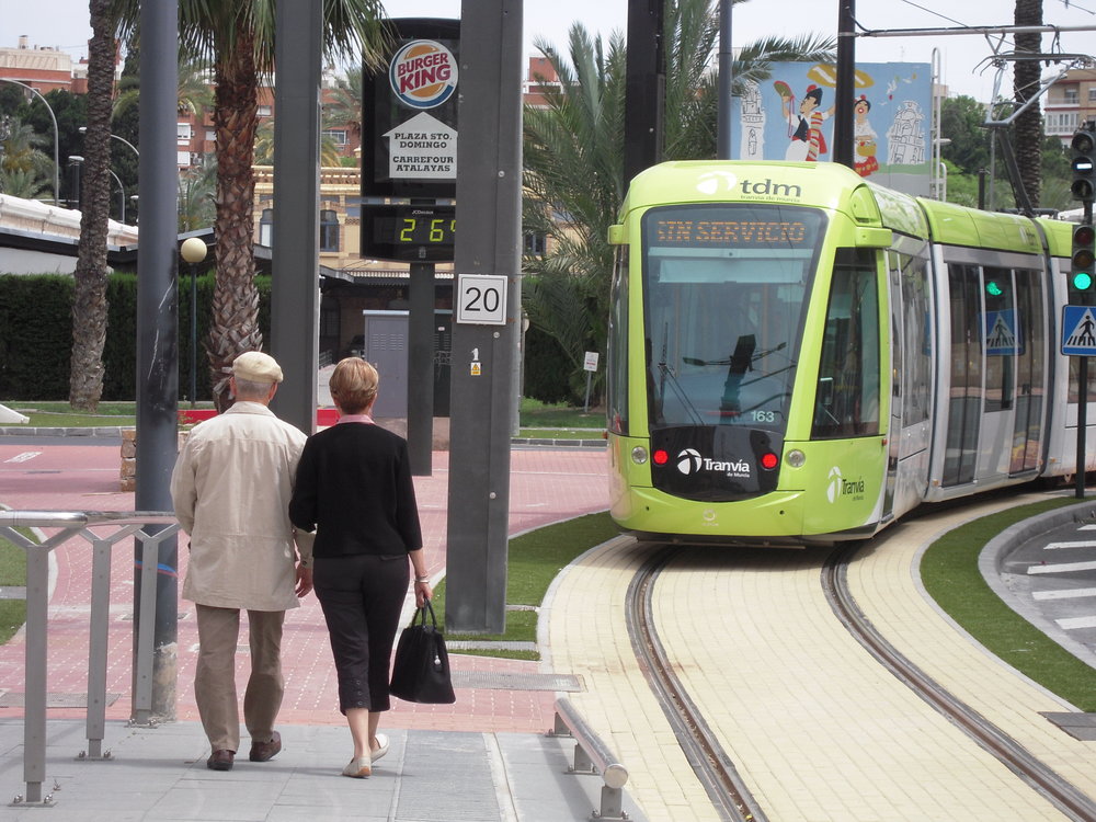 Na snímku z 17. 5. 2011 vidíme jednu z tramvají Alstom Citadis 302 ve zkušebním provozu. O 10 dní později se murcijský provoz otevřel. 