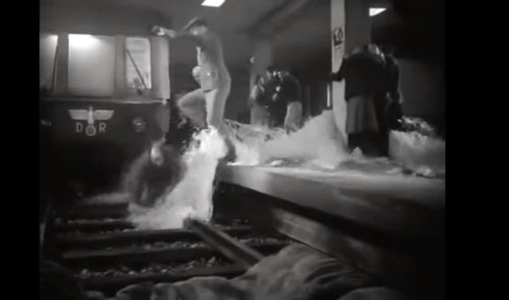 Zaplavení S-Bahnu na záběru z filmu Der letzte Akt z roku 1955. (zdroj: youtube.com)