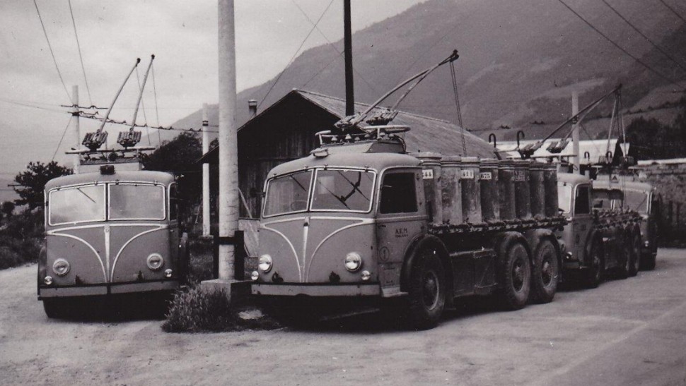 V červnu 1954 čeká čtveřice nákladních trolejbusů ve stanici Tirano. (sbírka: Gunter Mackinger)