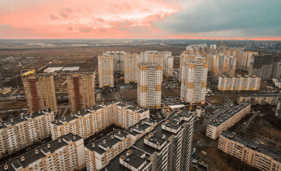 Nedávno bylo do čtvrti Šušary dotaženo metro, nicméně jeho stanice je od centra této čtvrti (na snímku) vzdálena zhruba 3,5 km, takže vyhovuje spíše zaměstnancům automobilky Toyota. Nicméně realitní makléři věří, že i tak již cena nemovitostí díky metru v této lokalitě poroste a s tramvají, která sem má do čtyř let dorazit, se tento trend ještě více zesílí. Dodejme, že podnik ABZ-1 Group nemá s tramvajovými aktivitami žádnou zkušenost, dosud se soustředil převážně na realizaci silniční, případně železniční infrastruktury. (foto: ТРЕНД)