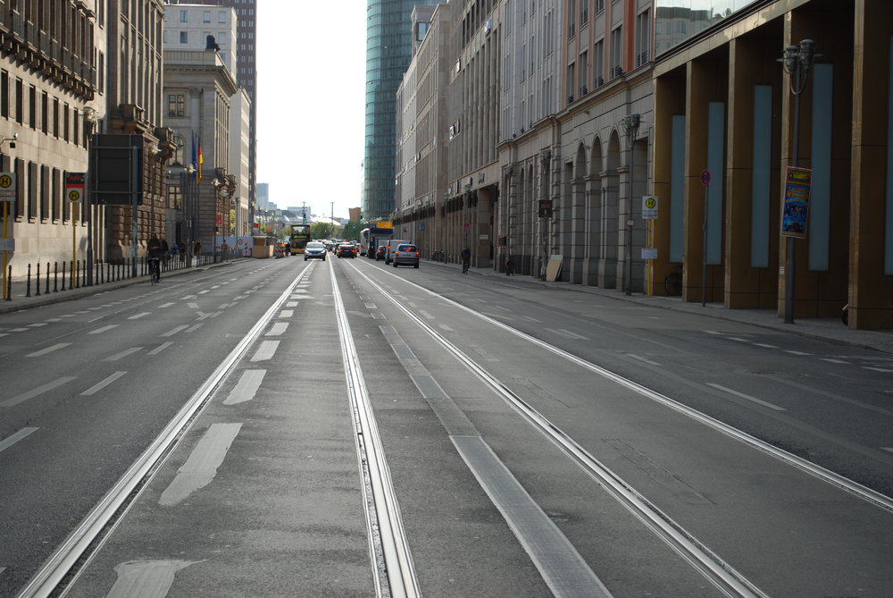 V roce 2000 byly položeny koleje na ulici Leipziger Straße. Směřovat měly do části Tiergarten a v opačném směru k Alexanderplatzu. Doposud po nich žádná tramvaj nejela. (foto: Libor Hinčica)