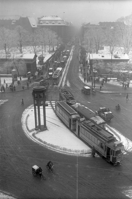 Leipziger Straße ústí do Potsdamer Platzu. Do postavení Berlínské zdi v roce 1961 zde panoval čilý dopravní ruch (byť tramvajová síť již byla rozdělena). V roce 1970 byl provoz tramvají na Leipziger Straße zastaven. (zdroj: Wikipedia.org)