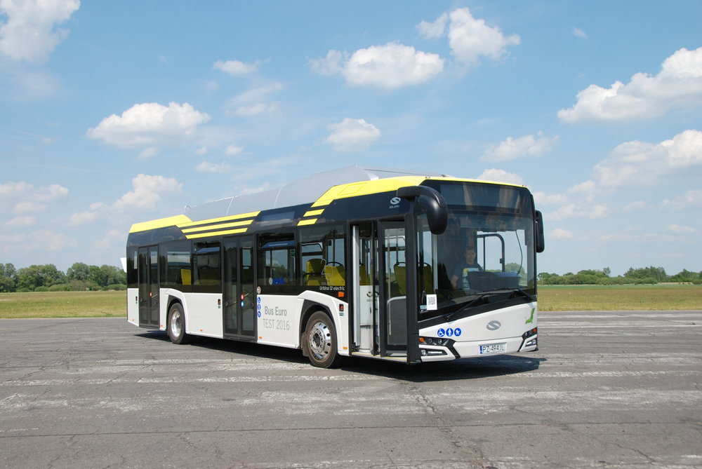 Solaris New Urbino 12 electric určený pro testovací jízdy novinářů v rámci Bus Euro TEST 2016, který se konal v Belgii a který polská firma se svým vozem ovládla. Zde je však vůz zachycen ještě na testovací dráze nedaleko Poznaně. (foto: Libor Hinčica)