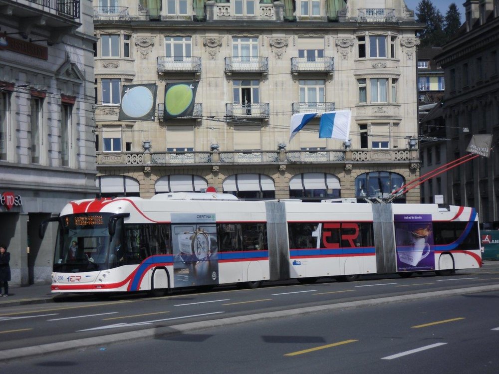 Tříčlánkové trolejbusy uvede jako první v Rakousku do provozu Linz. Ten by se měl dočkat prvního vozu již koncem srpna 2017. Zde vidíme trolejbus SwissTrolley 4 v Luzernu. (foto: Gunter Mackinger).