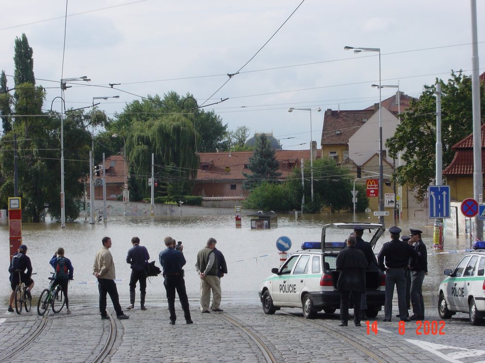 Zaplavené koleje na Klárově. (foto: archiv DP Praha)