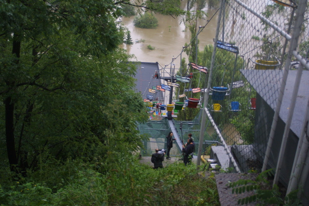 Zaplavena byla i lanová dráha v pražské ZOO, kterou rovně provozuje pražský DP. Pražská zoologická zahrada byla povodněmi výrazně poškozena. Řada zvířat zahynula, některá odplavala. Ostatně dodnes si asi lidé vybaví příběh lachatna Gastona. (zdroj: archiv DP Praha)
