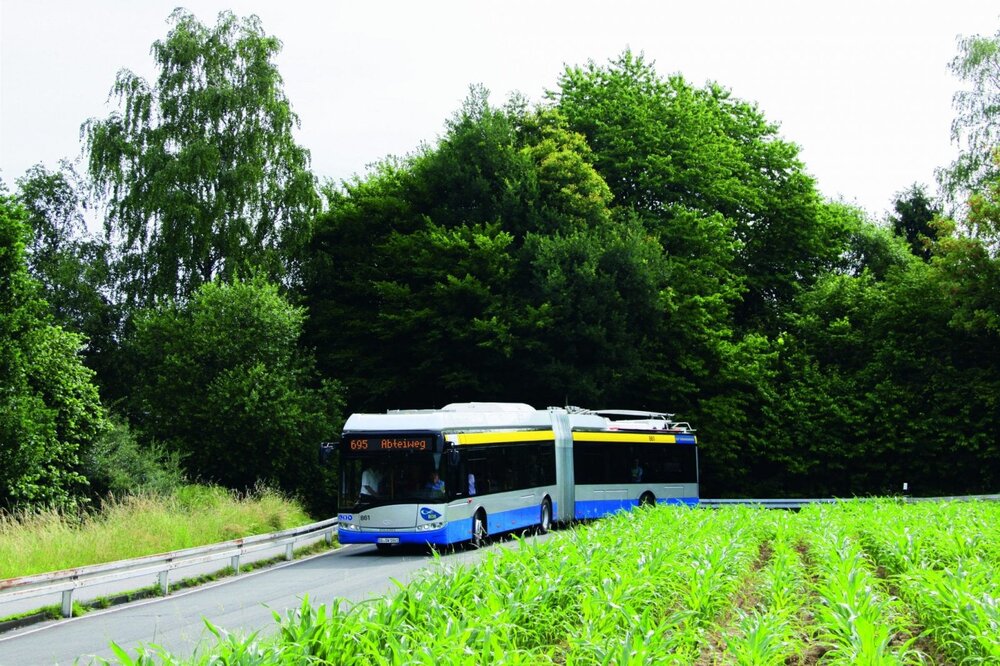 Na snímku vidíme solingenský parciální trolejbus, který má na čelním transparentu napsáno “695 Abteiweg”. Nicméně trolejbusy na této autobusové lince ještě pravidelně nejezdí, teprve nyní jsou totiž se skoro ročním zpožděním dokončovány úpravy na smyčce v Abteiwegu, včetně instalace nabíjecí stanice, po kterých bude možné pravidelný provoz trolejbusů na baterie na dané lince zavést. Očekává se, že by se tak mohlo stát ještě tento měsíc. Zavedení trolejbusů na této lince má být z provozního hlediska prvním významným krokem na plánované cestě k eliminaci městských autobusů. (foto: Stadtwerke Solingen)