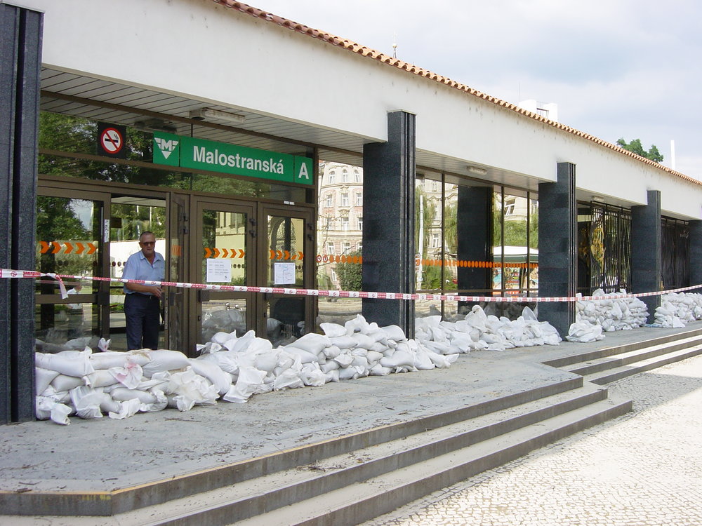 Stanici metra Malostranská měly ochránit pytle s pískem. Voda se však do ní dostala skrze trasu B, když protekla na Můstku na trasu A a začala postupně zaplavovat její stanice. (foto: archiv DP Praha)
