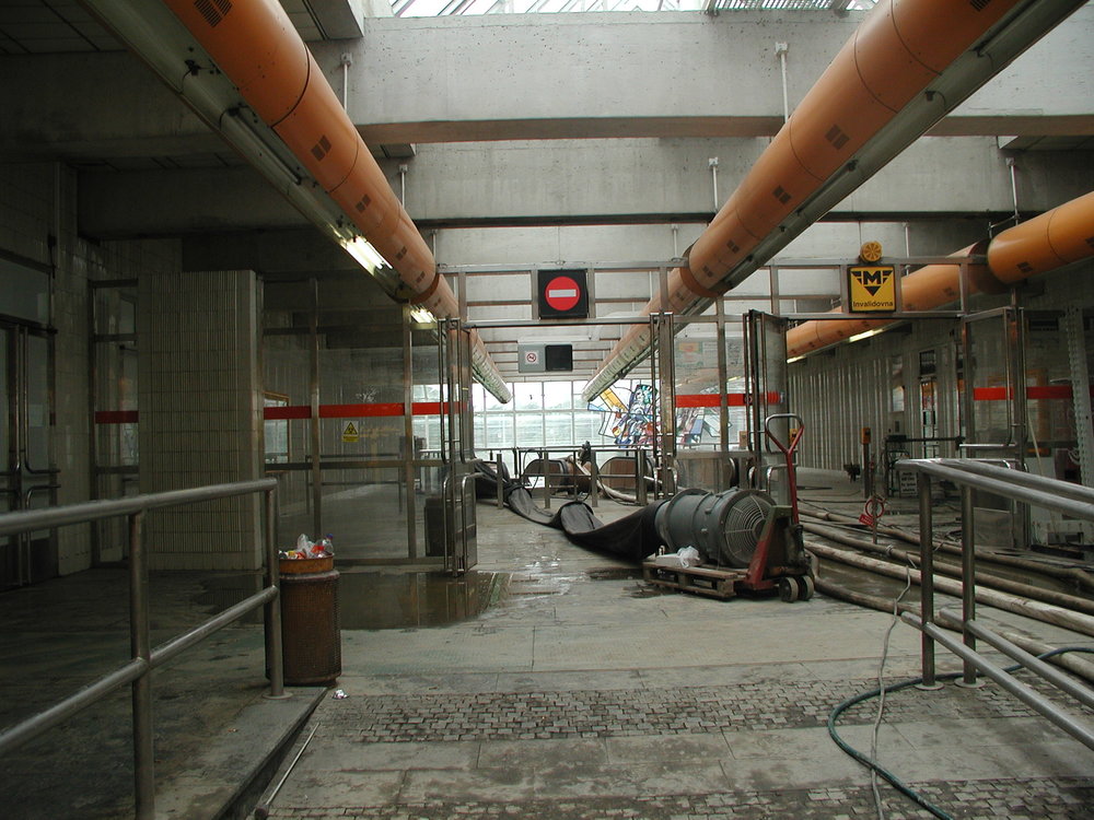 Stanice mtra se změnily ve staveniště. Zde je pohled na vstup stanice Invalidovna na trase B. (zdroj: archiv DP Praha)