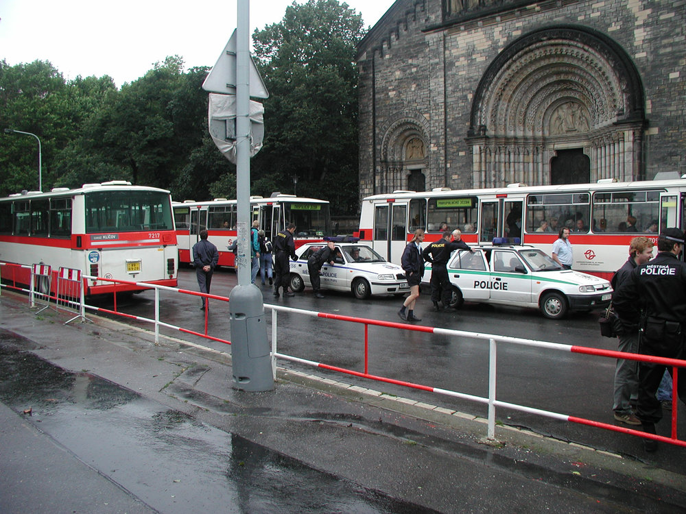 Autobusy posloužily k evakuaci obyvatel, ale na dlouho se také staly náhradou za tramvajové linky a zejména pak za vybrané úseky metra. (zdroj: archiv DP Praha)