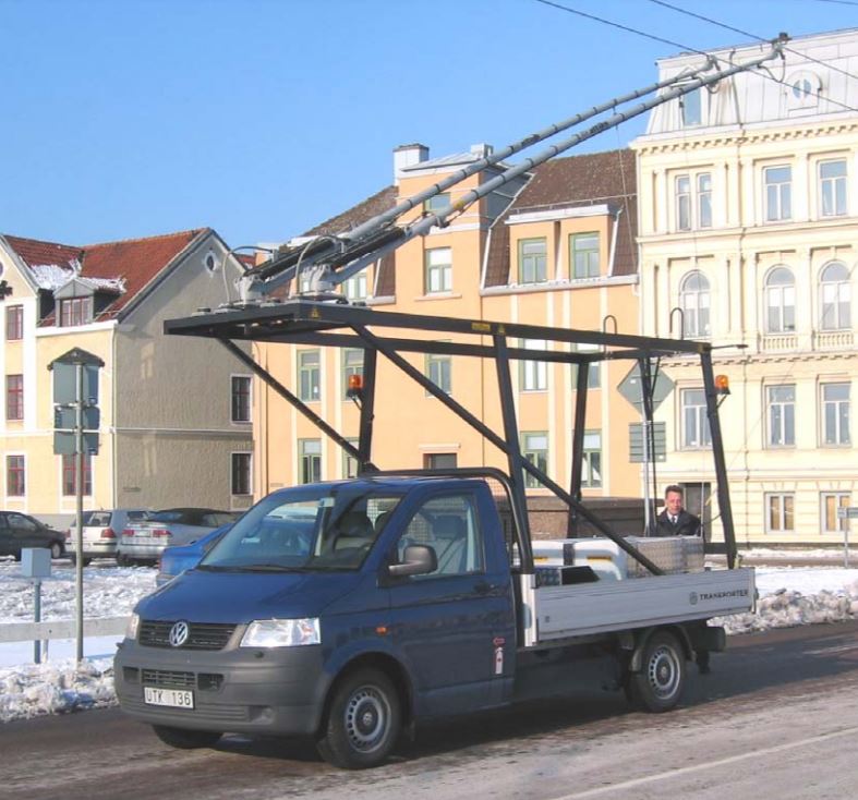 Auto na rozmrazování troleje je nasazováno od 23. prosince 2004. Vzniklo z valníku značky Volkswagen a pořízeno bylo v reakci na první zimní sezónu provozu 2003/2004, kdy byl kvůli námraze na troleji provoz trolejbusů na 32 hodin zastaven. Věžku v landskronském trolejbusovém provozu nemají, a tak si musí pronajímat pro údržbu trolejového vedení montážní plošinu. Ve městě se ještě ve dnech 23. až 30. září 2003 objevil historický trolejbus (ex-Kodaň, ev. č. 101, r. v. 1938), o který se stará dánské muzeum Straßenbahnmuseum Skjoldenæsholm. (foto: Landskrona kommun)