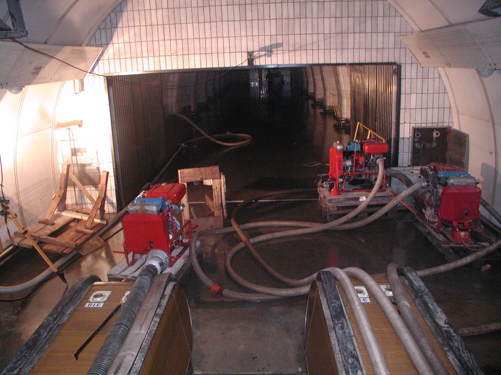 Odčerpávání vody ze stanice metra Českomoravská. (zdroj: archiv DP Praha)