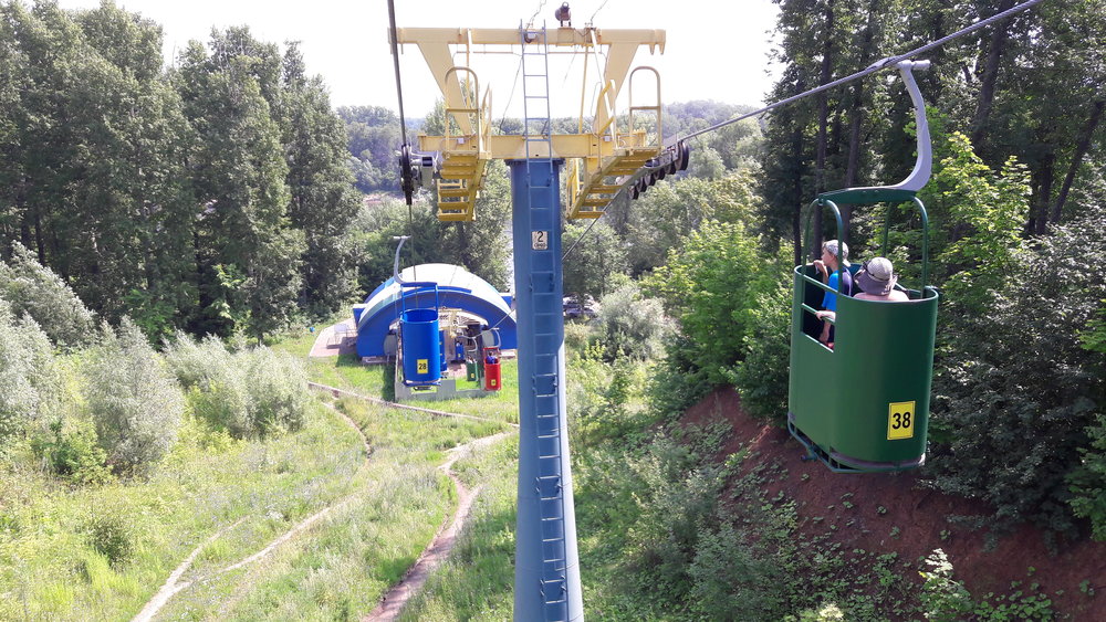 Ani sedačková, ani typická kabinková, spíše takové plechovky na sardinky... 