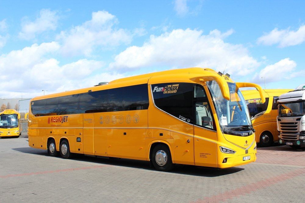 Autobus Irizar i8 na podvozku Scania v barvách RegioJetu. (foto: RegioJet)