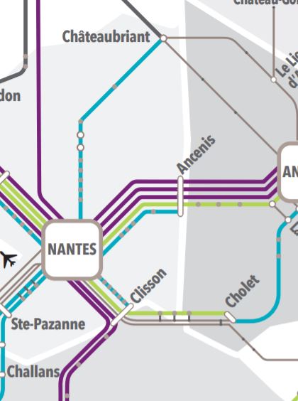 Mapka zobrazuje mj. obě trasy vlakotramvaje z Nantes do Clissonu a z Nantes do Châteaubriantu. Na trati do Clissonu jezdí rovněž normální vlaky, které ale mezilehlé zastávky neobsluhují, čímž nedochází ke kanibalizaci poptávky. (zdroj: SNCF)