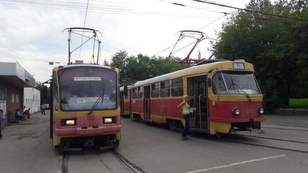 Tramvaje na konečné Mašinostroitělej na severu města. Základem místního vozového parku jsou i po více než čtvrtstoletí od rozpadu SSSR vozy z produkce ČKD, jmenovitě typy T3SU a T6B5SU. Povšimněte si exteriéru obou tramvají a hádejte, jak jsou staré. Odpověď: ta vlevo typu 71-403 má sotva deset života, když byla uvedena do provozu v prosinci 2006, ta druhá typu T3SU letos slaví své 40. narozeniny!