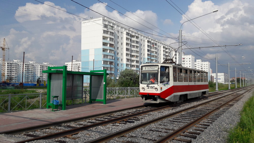 Tramvaj typu 71-608KM na novém úseku při konečné Cistaja Sloboda. 