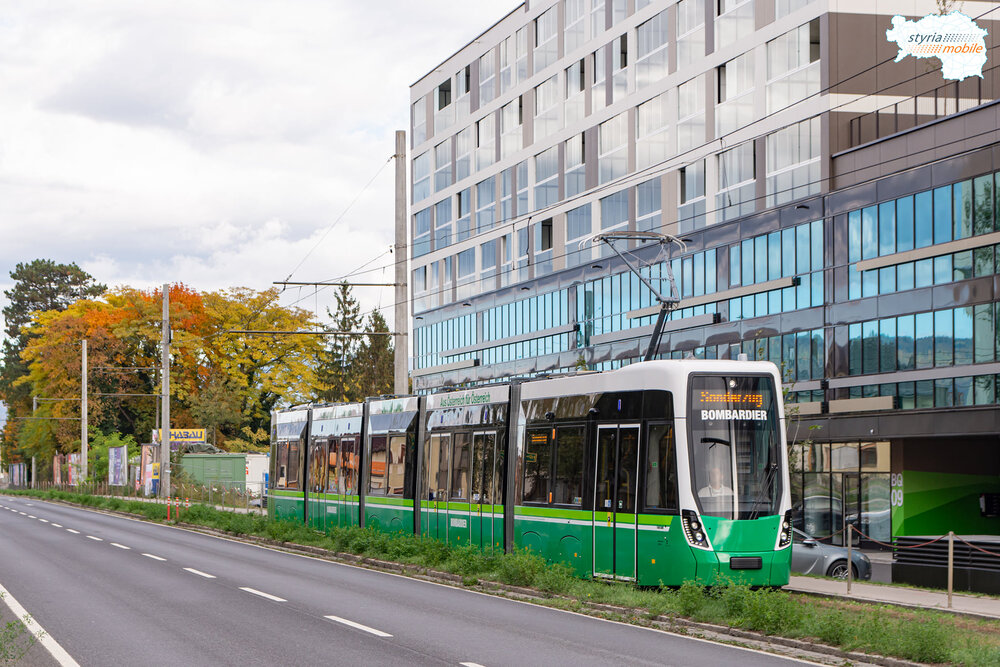 Vídeňský vůz Flexity v barevném polepu odkazujícím na barvy Grazu (Štýrského Hradce). Zelené schéma přitom dopravce už na nově dodaných vozidlech nepoužívá. Veřejnost se ale v diskuzích shoduje, že oproti nudnému bílo-šedému laku posledních tramvají od Stadleru je Bombardier v zelené mnohem elegantnější. (foto: Styria mobile)
