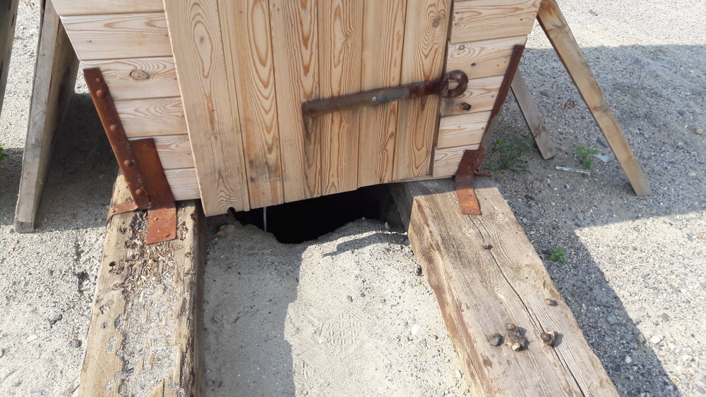 Co však překvapí, je kvalita provedení objektu. Odpadová jímka je navíc precizně vyhloubená ve formě válce, což z tohoto povrchového snímku není řádně vidět.