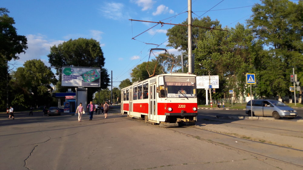 Tramvaj typu T6B5 před hlavním uljanovským nádražím zvaným 